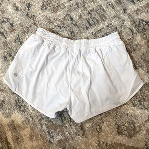 White Lululemon Hotty Hot 2.5”